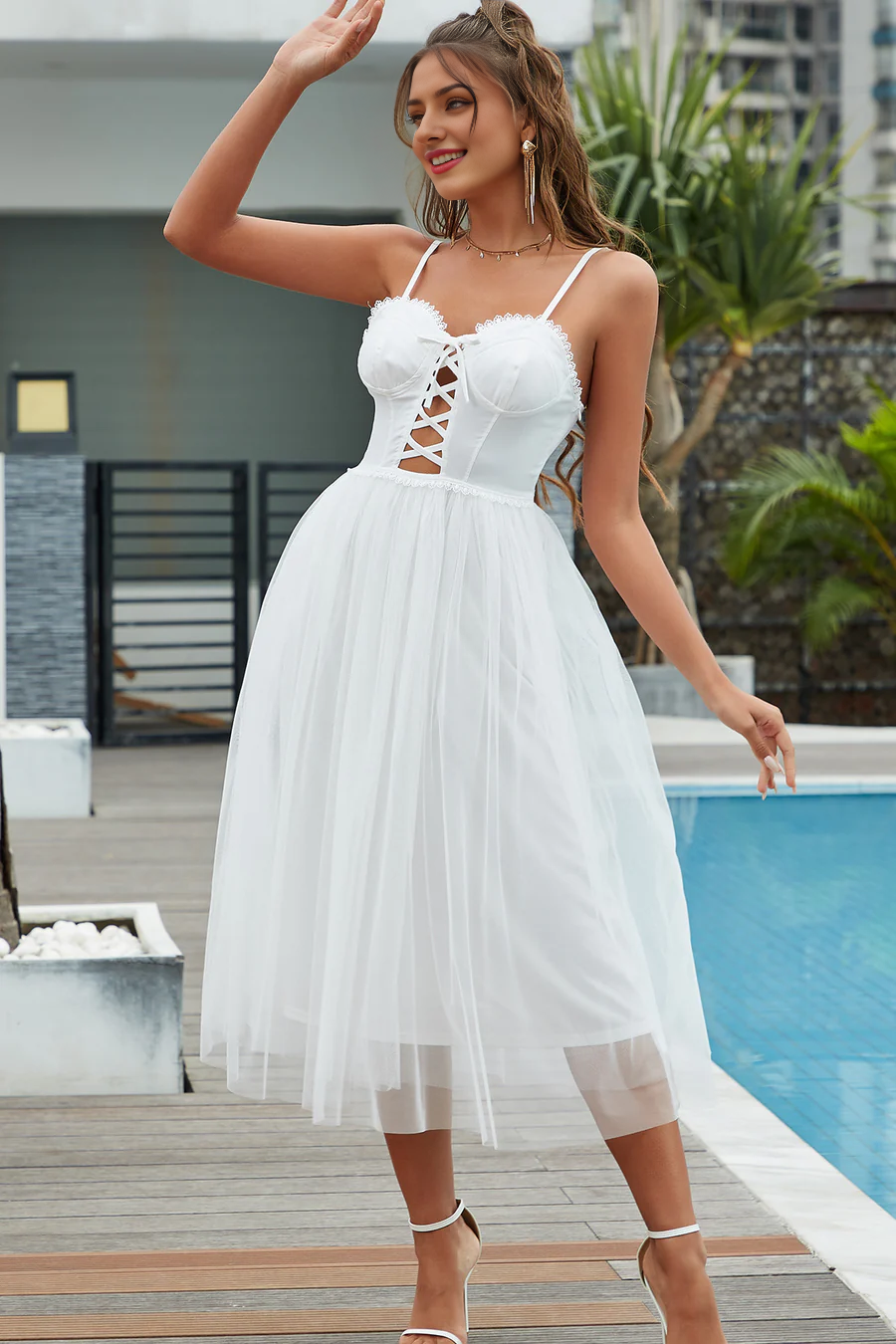 Vestido de cóctel con tirantes en forma de A y cordones